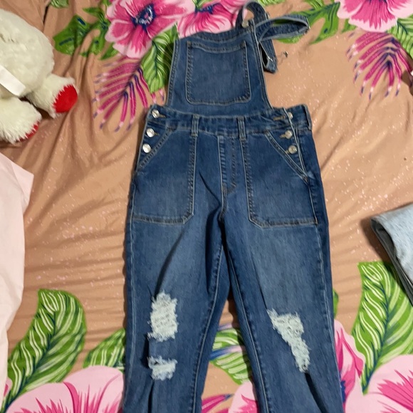 Guess - Picture 2 of 6